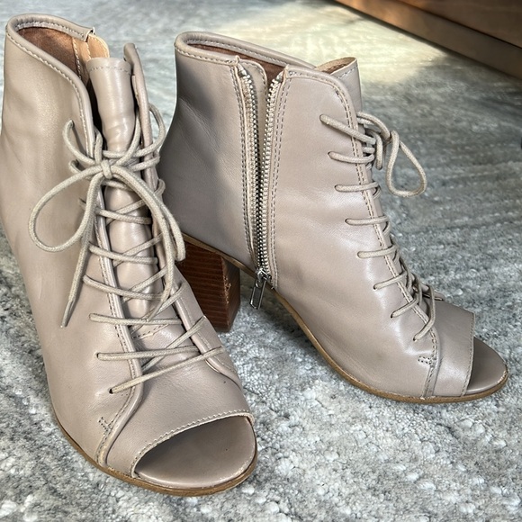 Classy taupe color leather lace up ankle boots - Picture 2 of 6